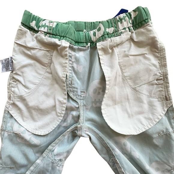 MINI BODEN | SKULL & CROSSBONES COTTON ADVENTURE SHORTS SOFT GREEN | 6Y - Picture 10 of 12